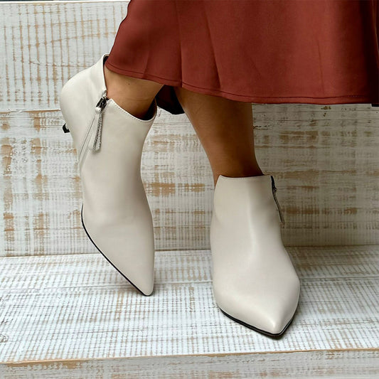 Un par de botas color hueso.