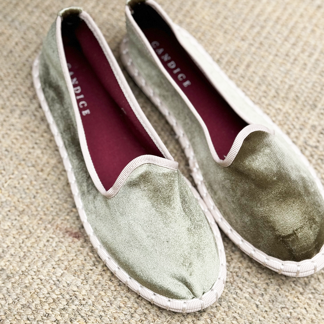 Flats de terciopelo color olivo, también conocido como alpargatas