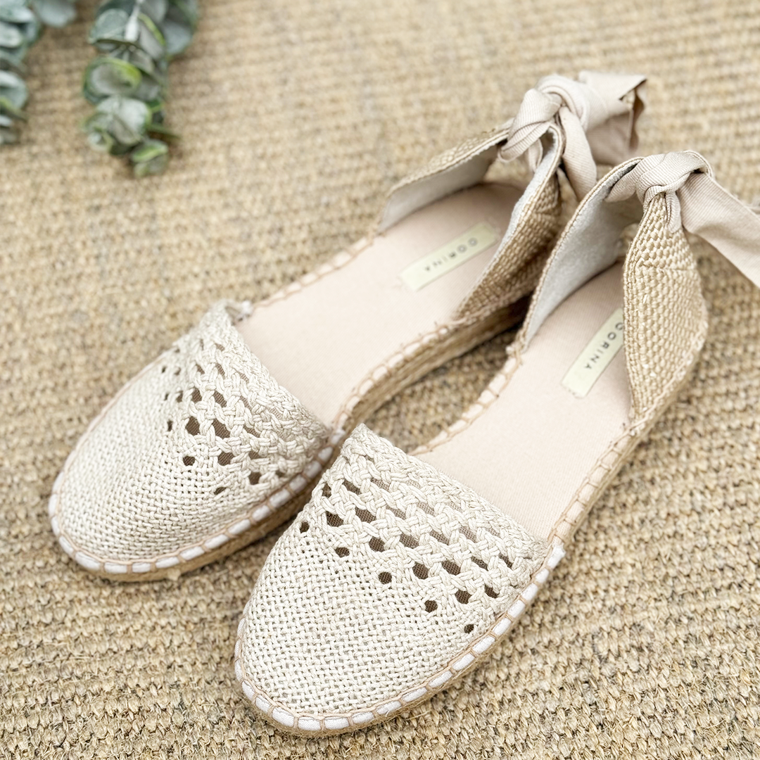 Un par de alpargatas de lona y tela color beige.