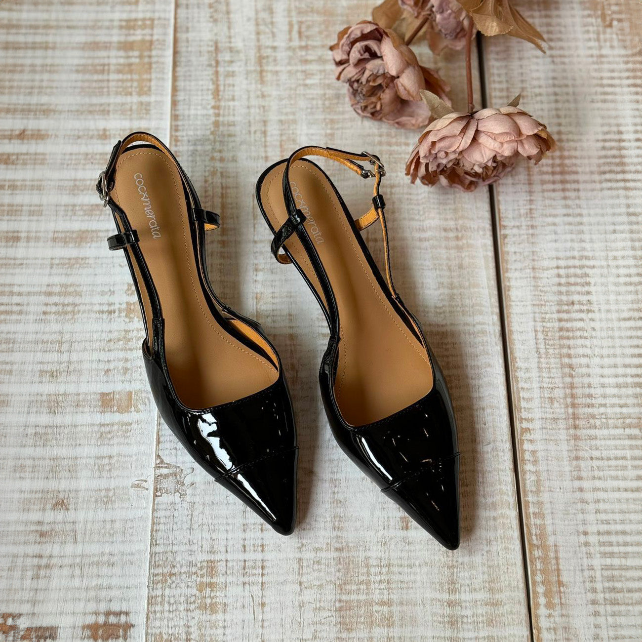 Ballerina de charol con taco color negro.