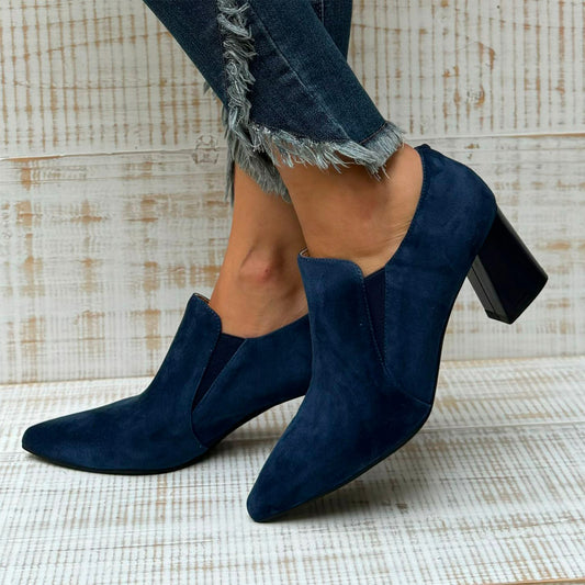Bota de gamuza con taco color azul.