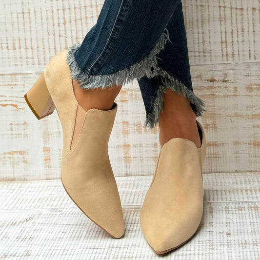 Bota de gamuza con taco color beige.