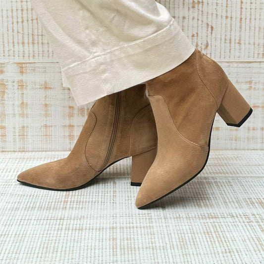 Bota de gamuza y cuero vegano color nude.