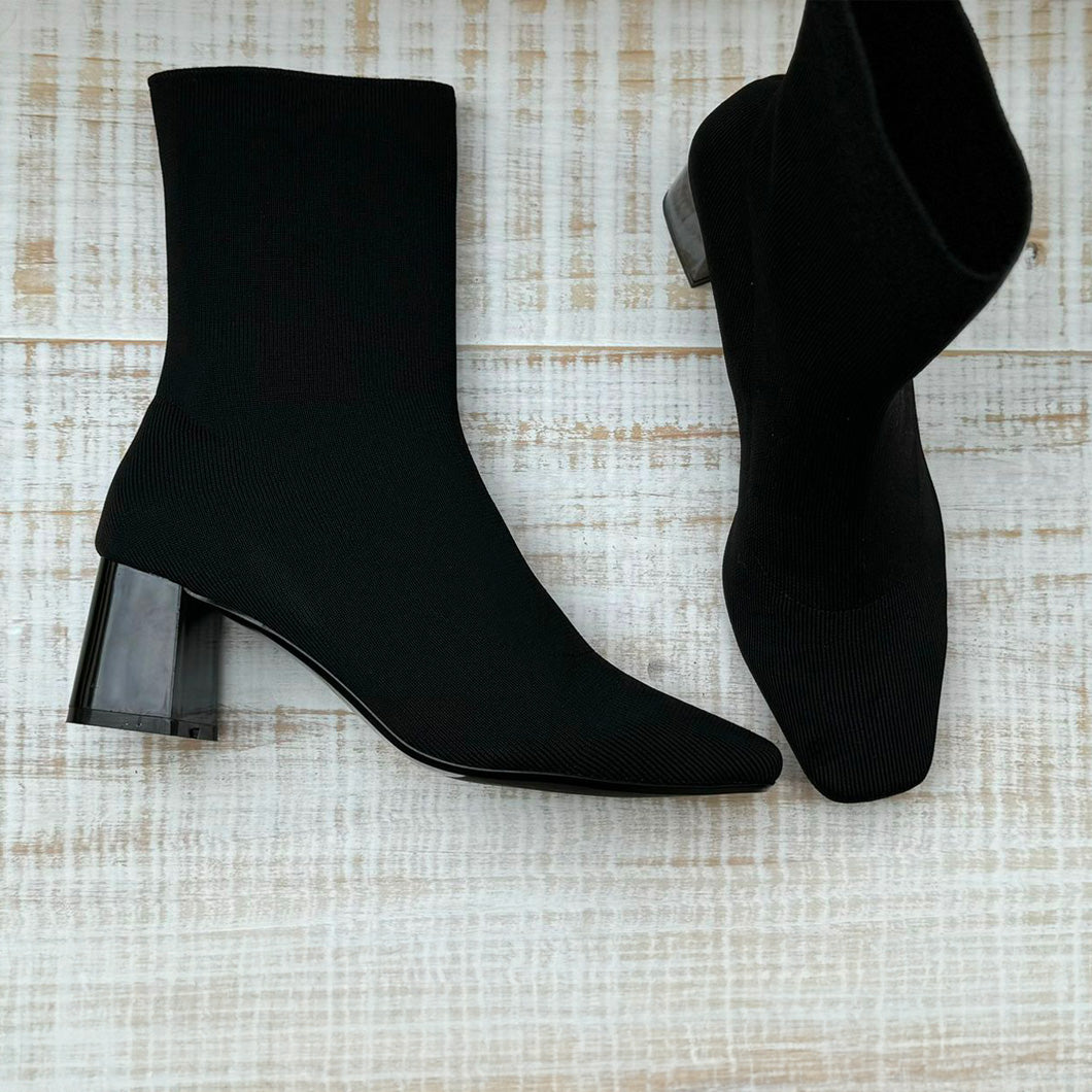 Bota de tela elástica color negro.