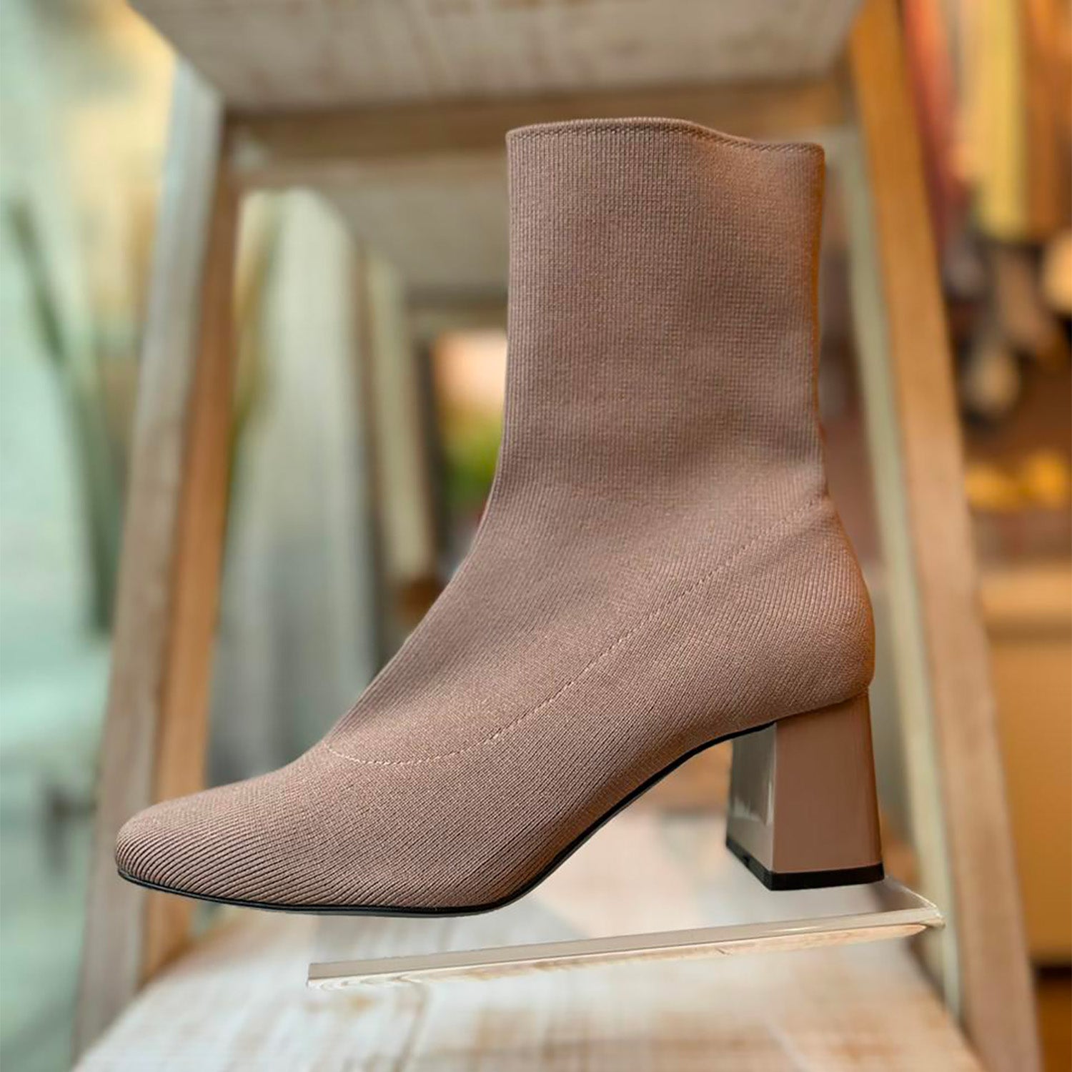 Bota de tela elástica color topo