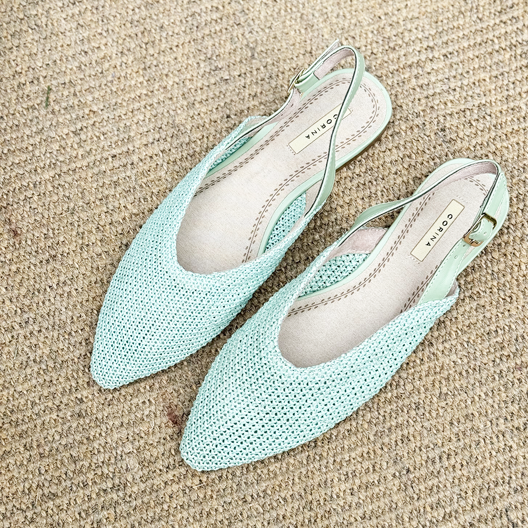 Un par de mules color aqua.