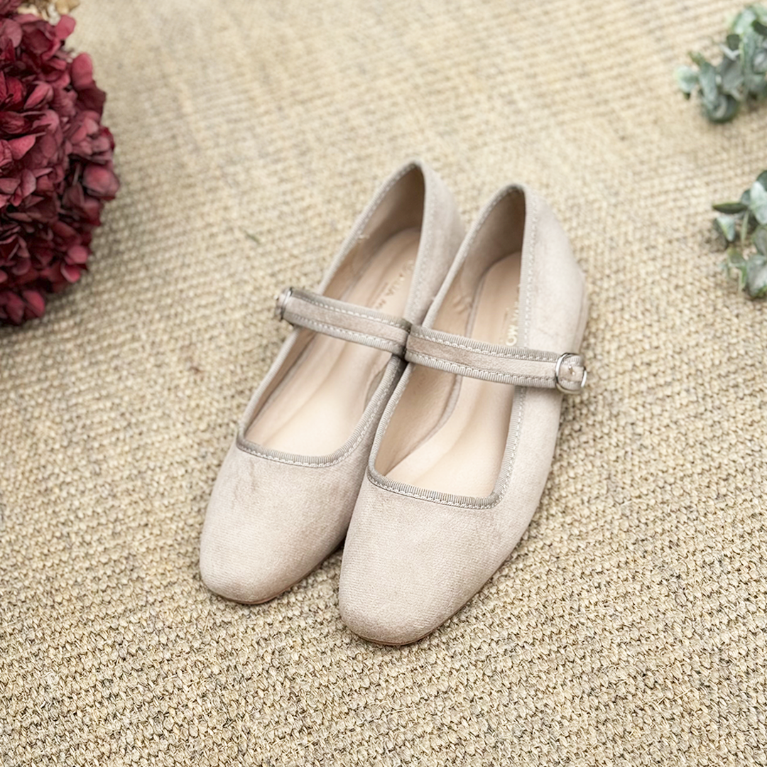 Un par de mary janes color beige.