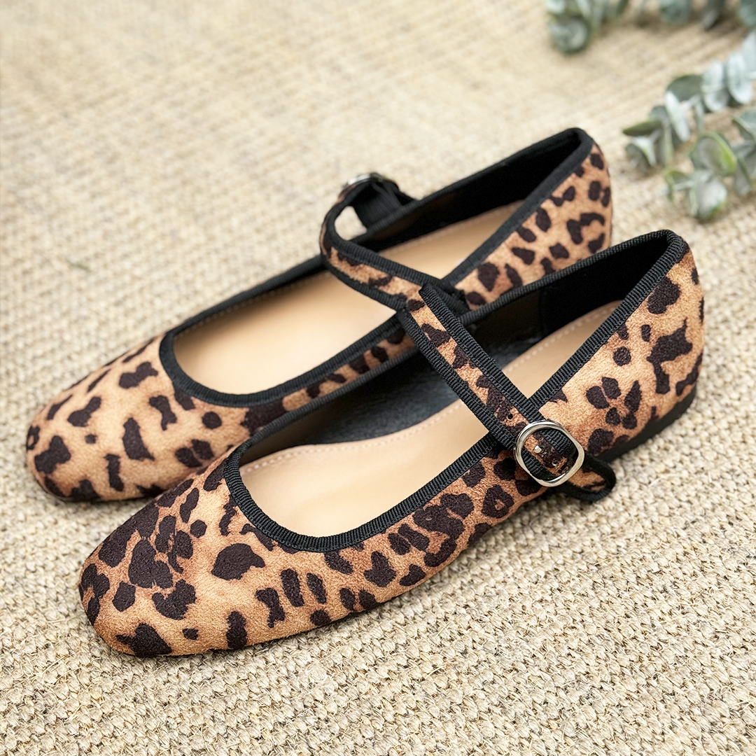 Un par de mary janes con print de leopardo.