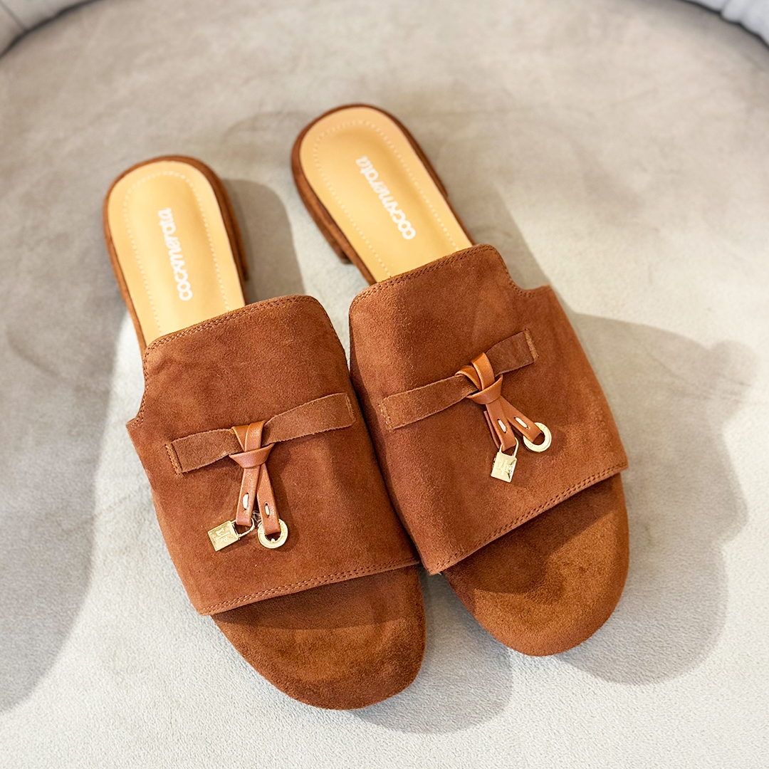 Un par de flats color camel.