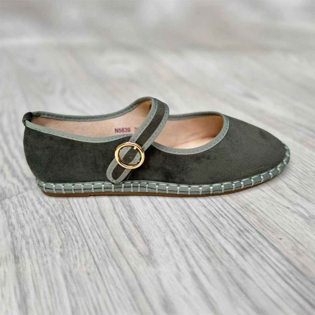 Un zapato estilo mary jane color olivo.