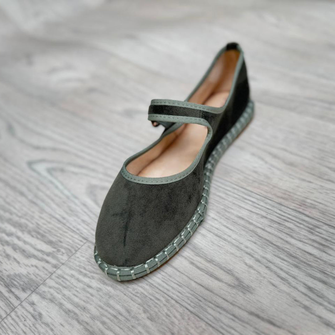 Un zapato estilo mary jane color olivo.
