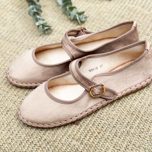 Un par de mary janes color beige.
