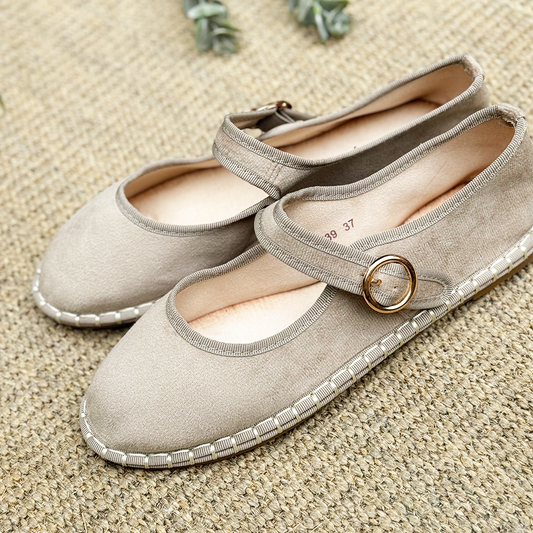 Un par de mary janes color taupe.