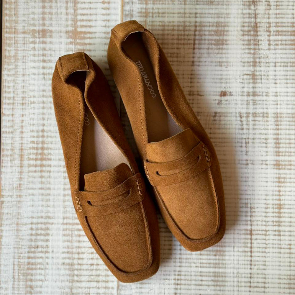 Mocasín de gamuza color camel.