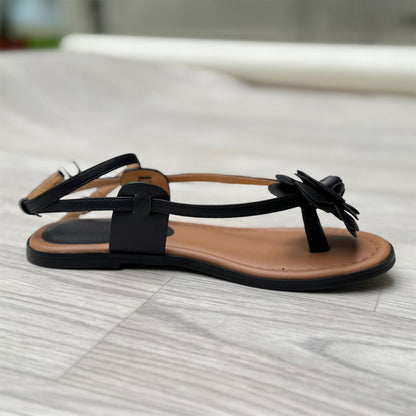 Un par de sandalias color negro. 