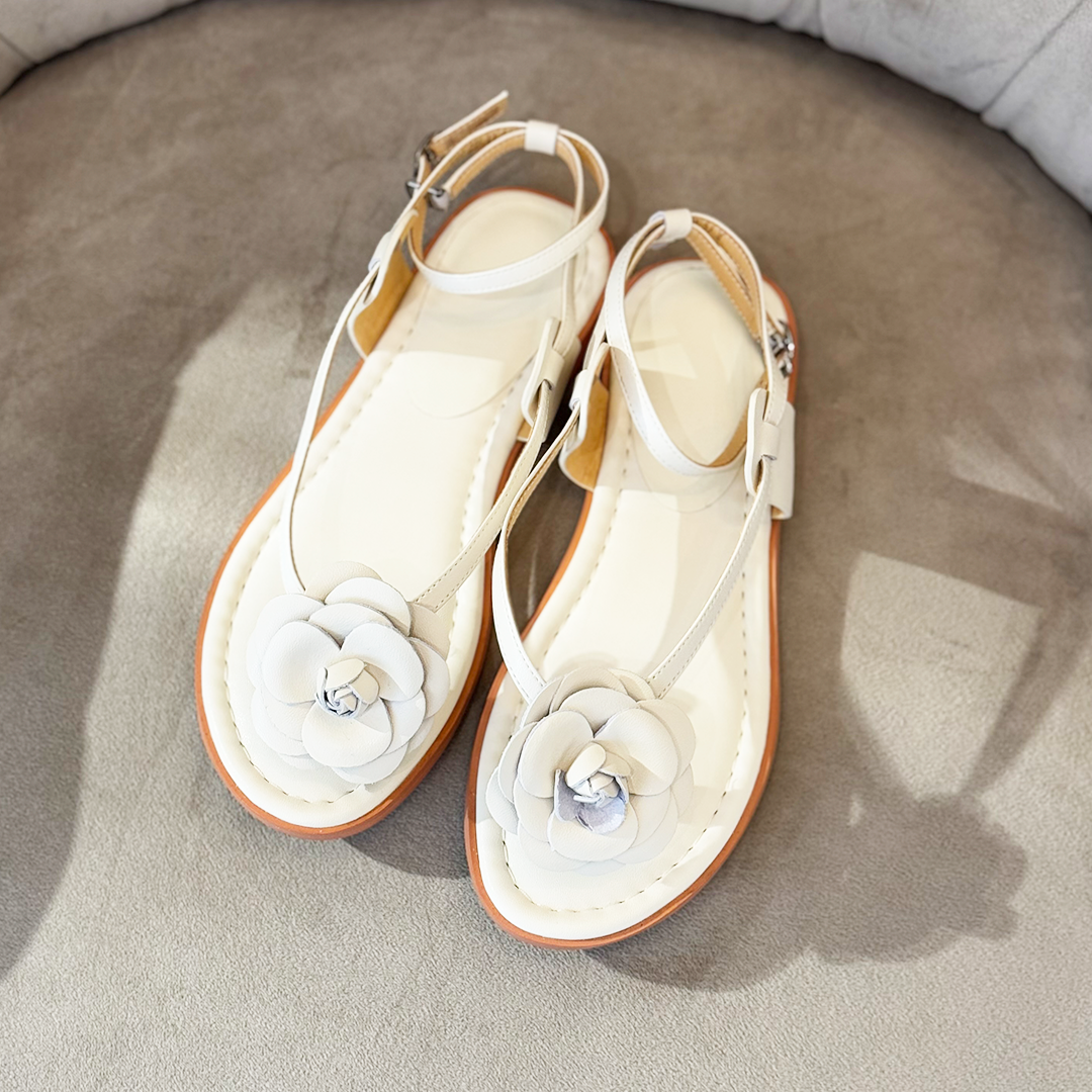 Un par de sandalias color blanco. 
