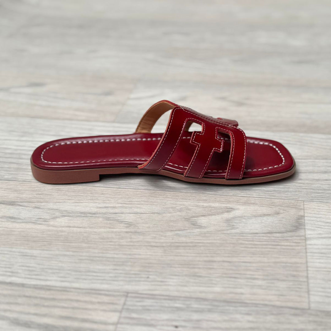 Un par de sandalias color rojo.