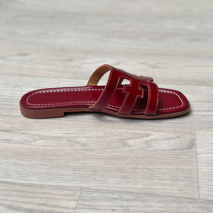 Un par de sandalias color rojo.