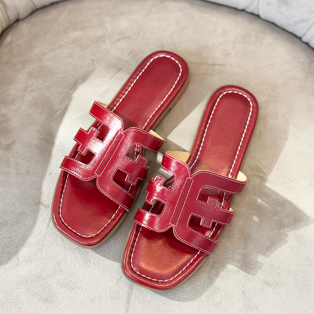 Un par de sandalias color rojo.
