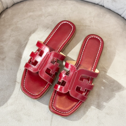 Un par de sandalias color rojo.