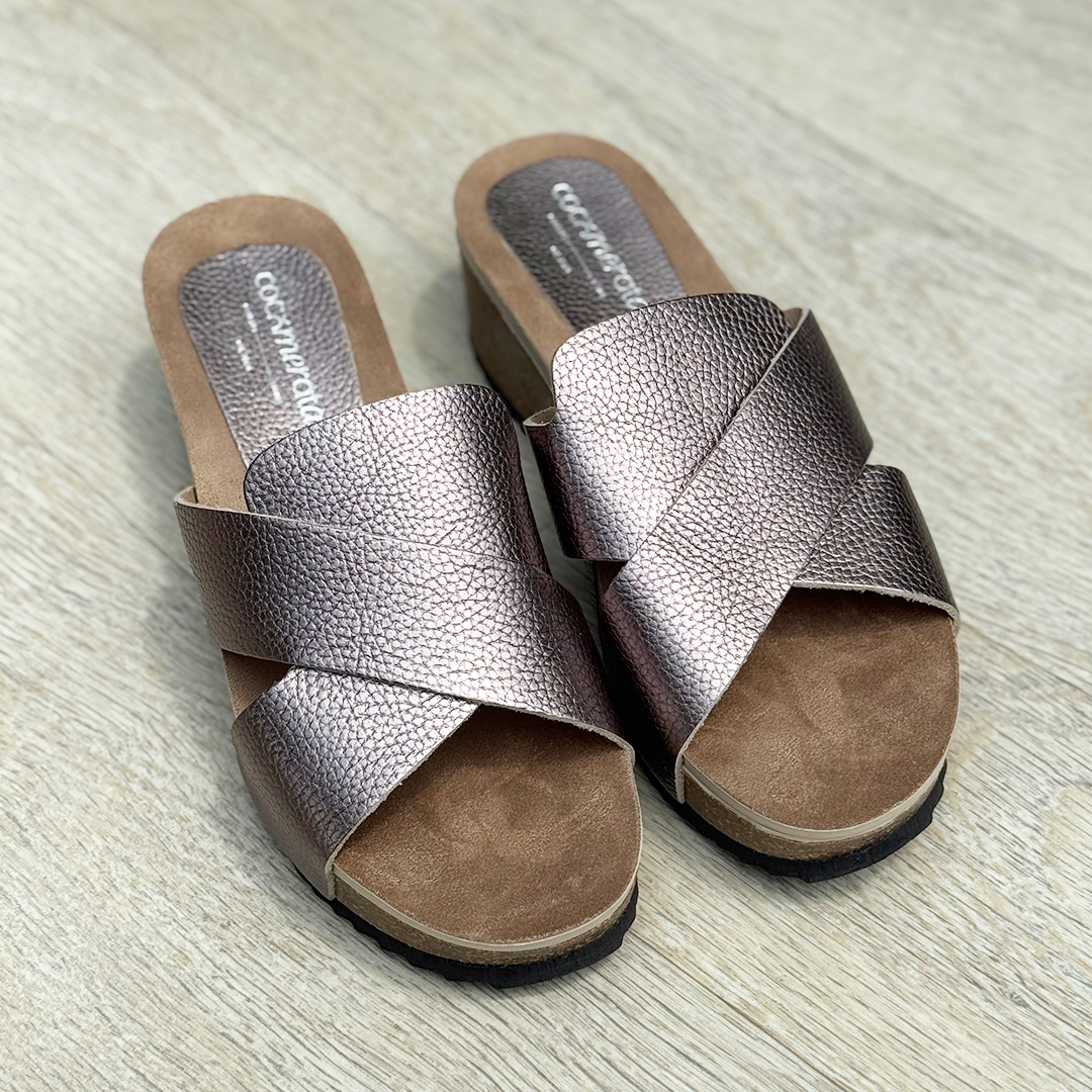Un par de sandalias color plomo metálico.