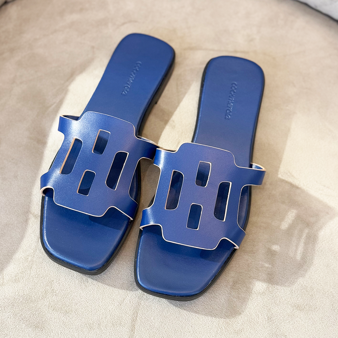 Un par de sandalias color azul.