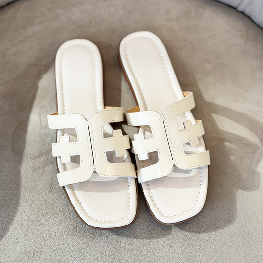 Un par de sandalias color blanco.
