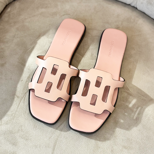 Un par de sandalias color rosado.