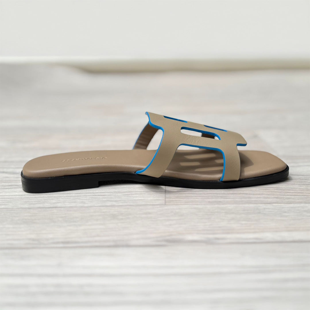 Un par de sandalias color taupe.