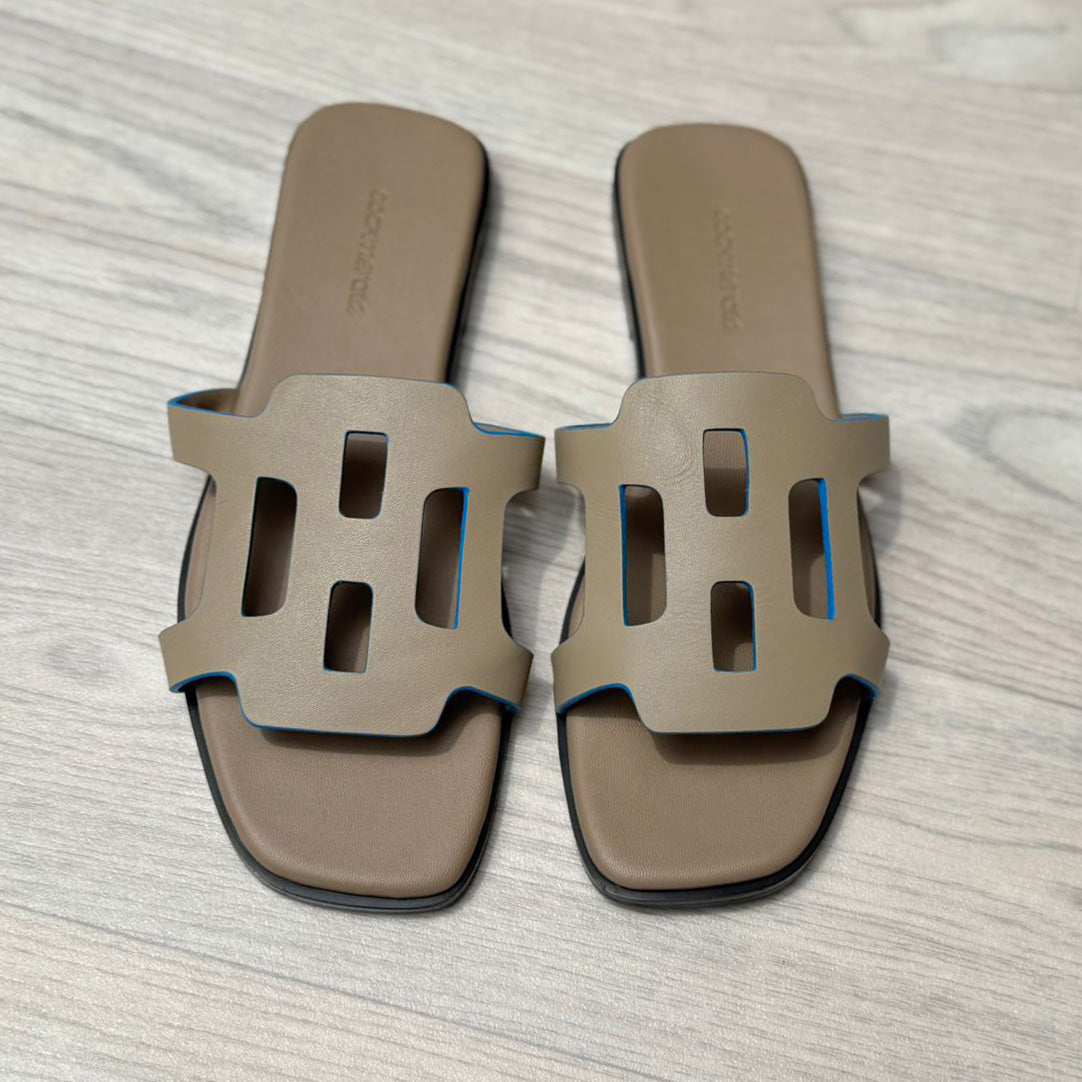 Un par de sandalias color taupe.