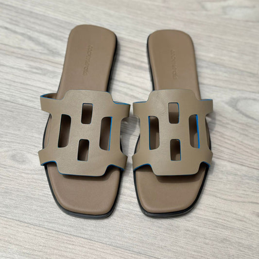 Un par de sandalias color taupe.