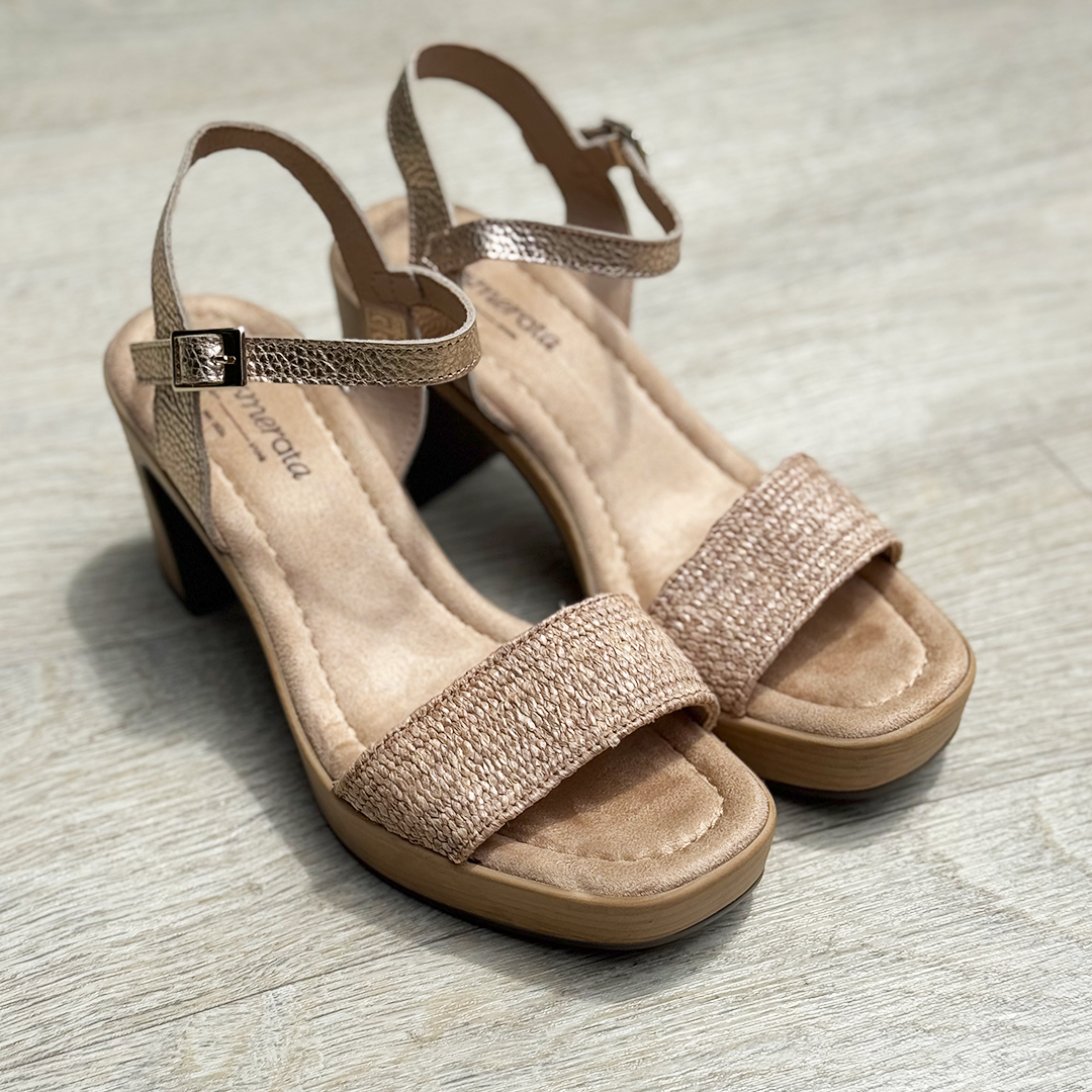 Un par de tacos color taupe.