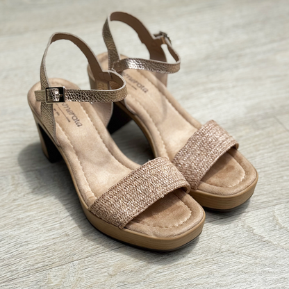 Un par de tacos color taupe.