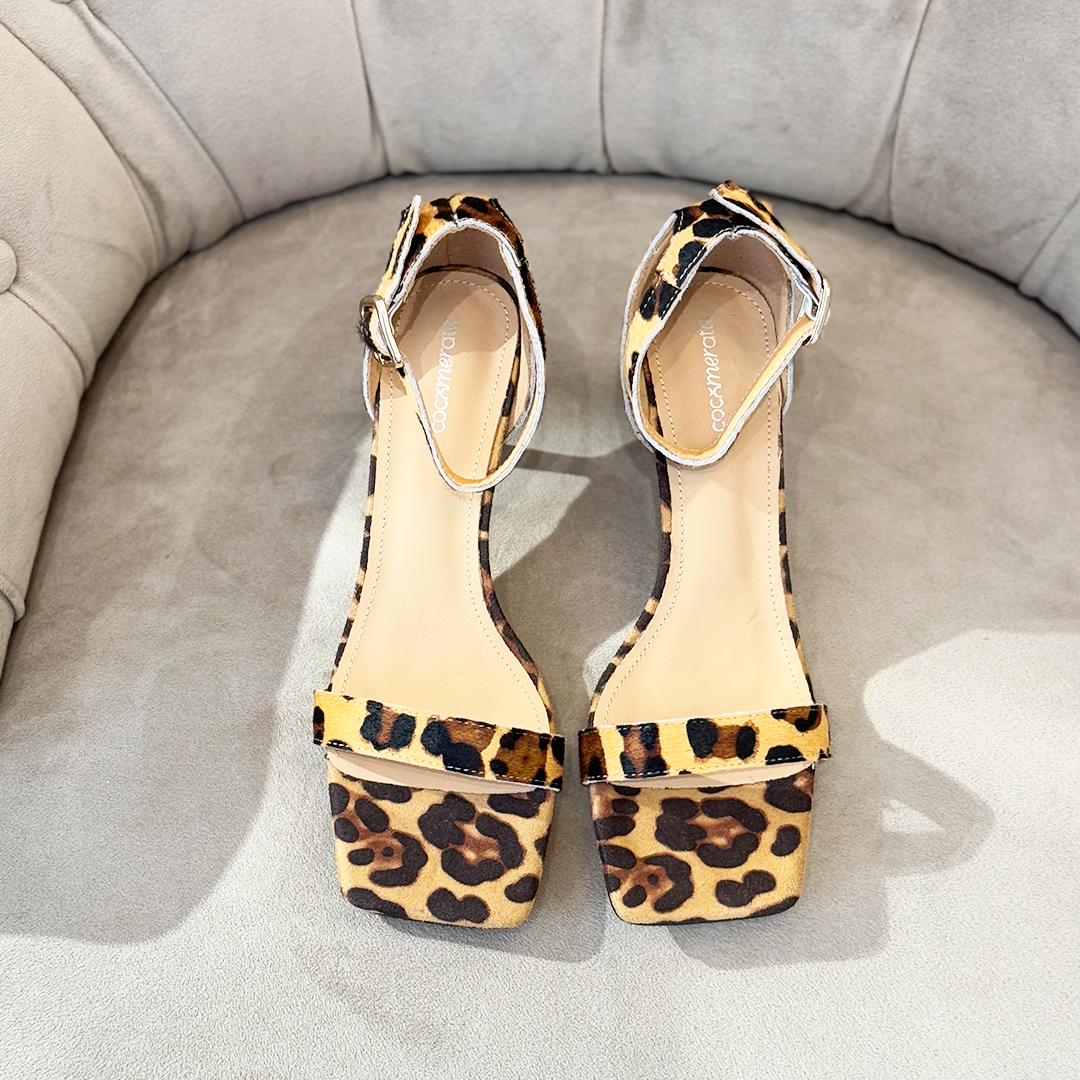 Un par de tacos con animal print.