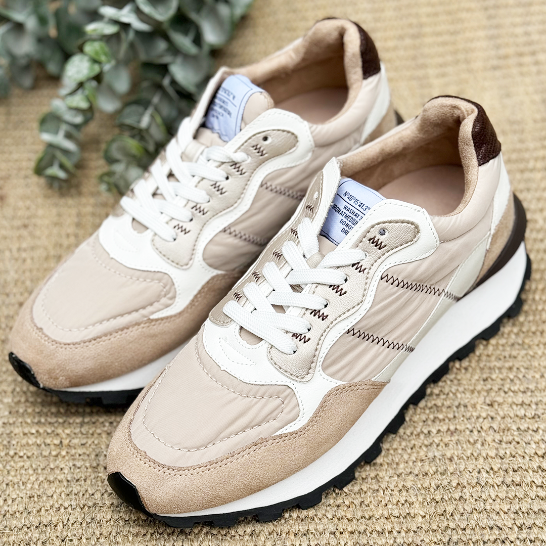 Un par de zapatillas color beige.